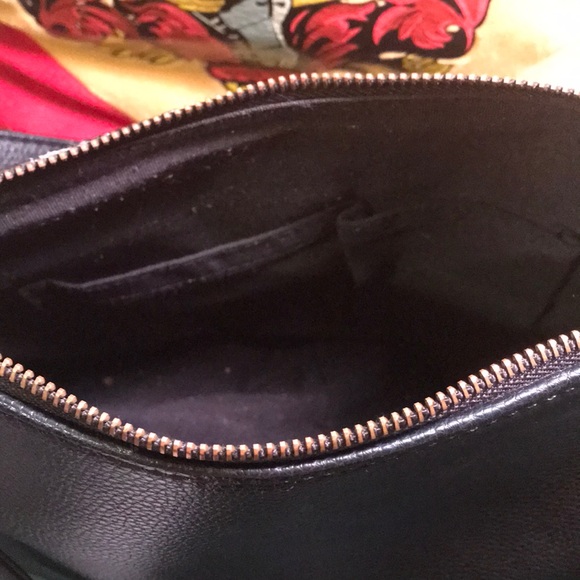 Black leather purse with fringe on sides. - Picture 5 of 8